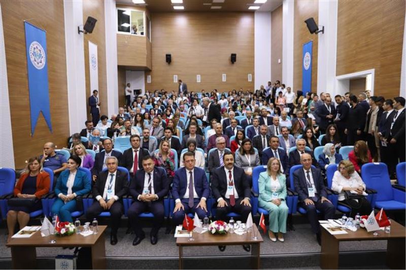 14. ULUSLARARASI DÜNYA DİLİ TÜRKÇE SEMPOZYUMU YOĞUN KATILIMLA BAŞLADI
