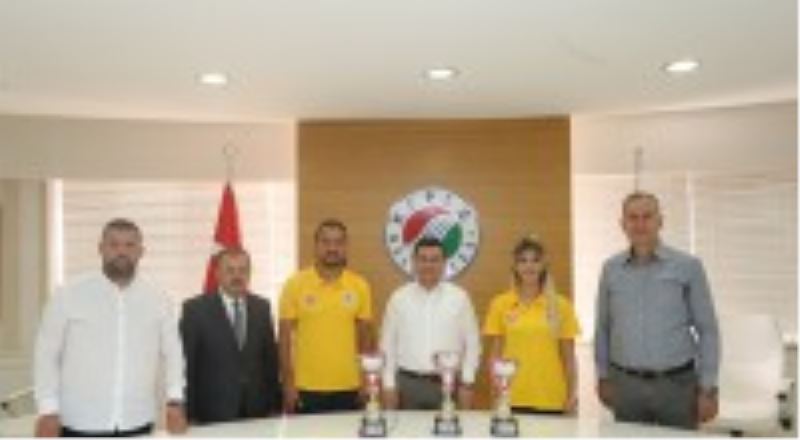 Şampiyonlar kupaları Başkan Tütüncü’ye götürdü