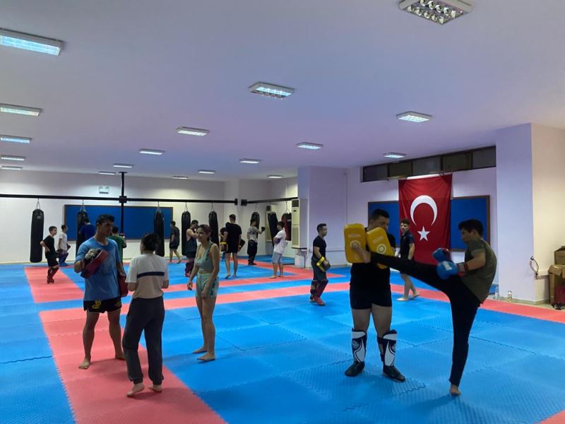 KEMER’DE ÜCRETSİZ KARATE VE KİCK BOKS KURSLARI VERİLİYOR