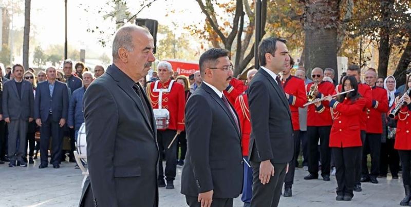 MUDANYA 10 KASIM’DA TEK YÜREK ATASINI ANDI: “SEN HEP VARSIN”