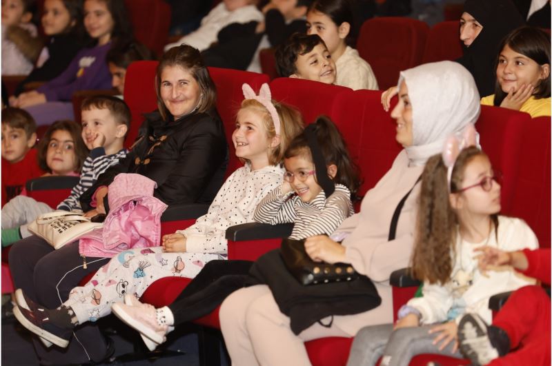 Sultangazili Çocukların Tiyatro Keyfi