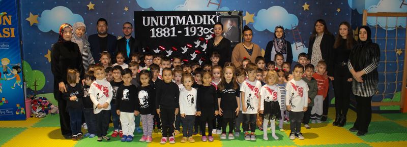MİNİKLER ATASINI ANDI