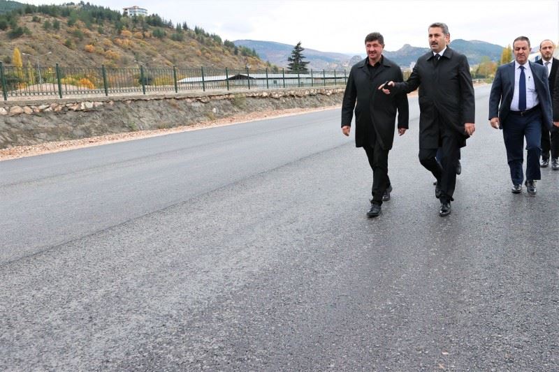 TOKİ YOLU ASFALTINA KAVUŞTU