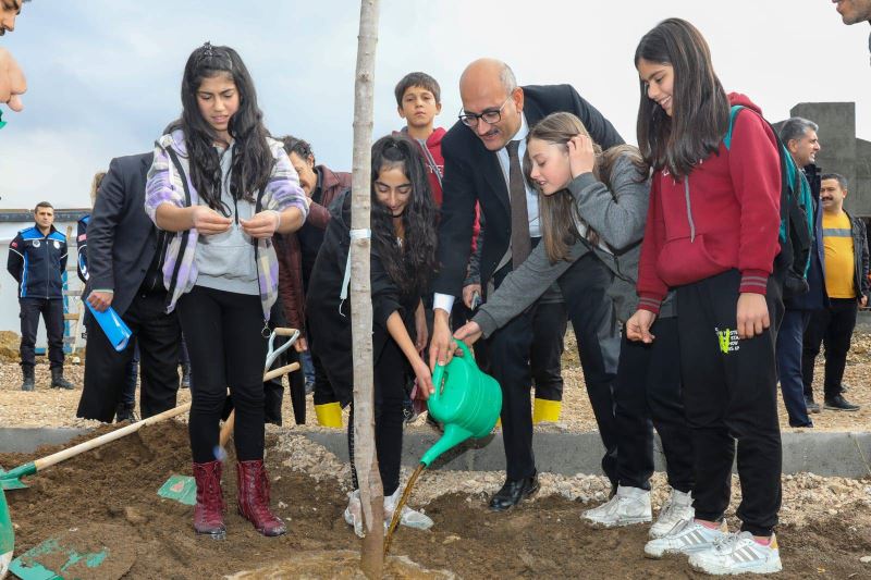 Milli Ağaçlandırma Günü’nde fidanlar toprakla buluşturuldu