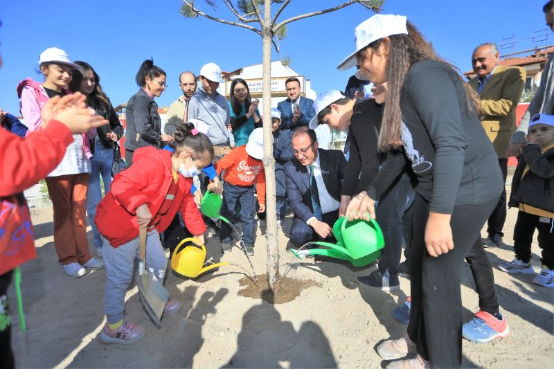 PAMUKKALE BELEDİYESİ 11 BİN 11 FİDANI TOPRAKLA BULUŞTURDU