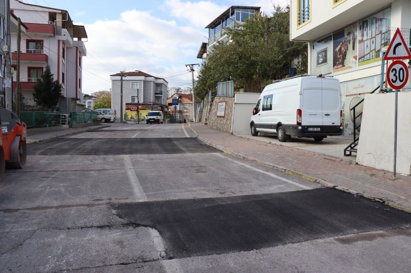İZMİT BELEDİYESİ, BOZULAN YOLLARI YENİDEN KONFORA KAVUŞTURUYOR