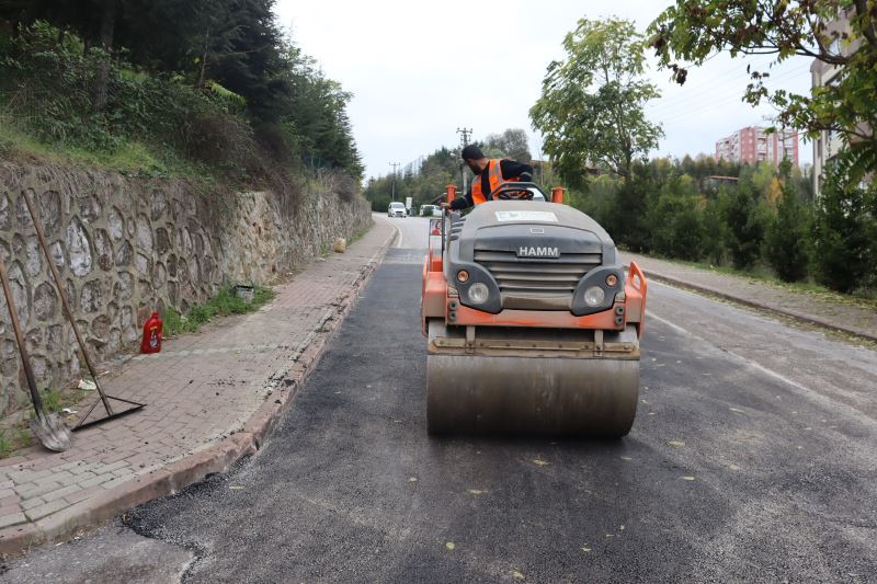 İZMİT’TE ASFALT ÇALIŞMALARI ARALIKSIZ DEVAM EDİYOR