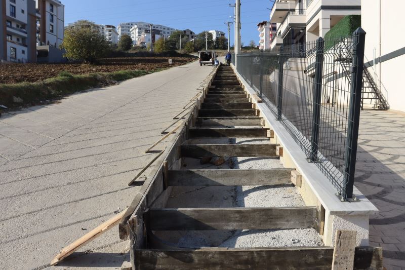 İZMİT BELEDİYESİ, GÜNDOĞDU MAHALLESİ’NE YENİ MERDİVEN KAZANDIRIYOR