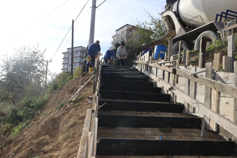 İZMİT BELEDİYESİNDEN ÇAYIRKÖY’E YENİ MERDİVEN