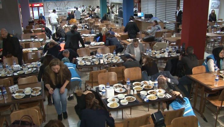ANTALYA’DA KIZ ÖĞRENCİLER DEPREM TATBİKATINA YEMEK YERKEN YAKALANDI