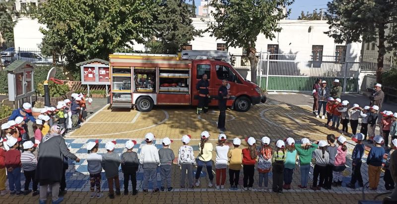 İTFAİYECİLERİMİZDEN, MİNİKLERE YANGIN EĞİTİMİ