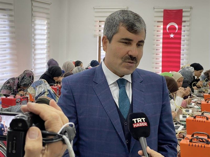 BAŞKAN ASYA, KURSİYERLERİN EL EMEĞİ GÖZ NURU ESERLERİNİ İNCELEDİ