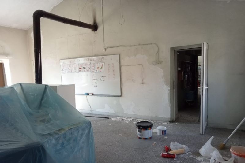 İlçemize bağlı Garipçe mahallesi ilkokulunun  tadilat bakım ve onarımına başladık