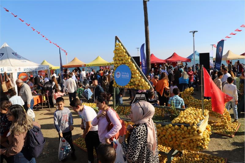 AKDENİZ BELEDİYESİ, MERSİN NARENCİYE FESTİVALİNDE KONUKLARIN İLGİ ODAĞI OLDU