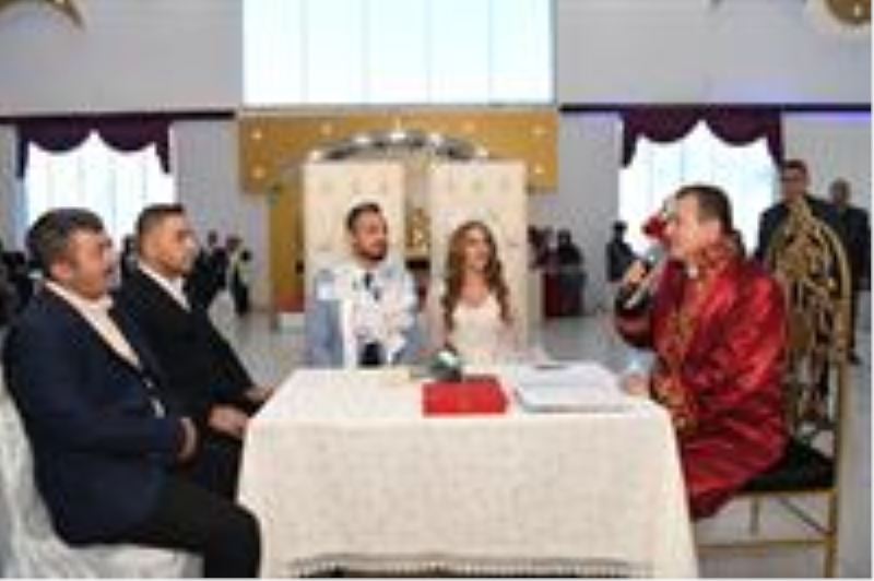 Vali/Belediye Başkan Vekilimiz Sayın İdris Akbıyık Türkan Elif KAYA ve Ersel GELEBEK çiftinin düğün törenine katıldı
