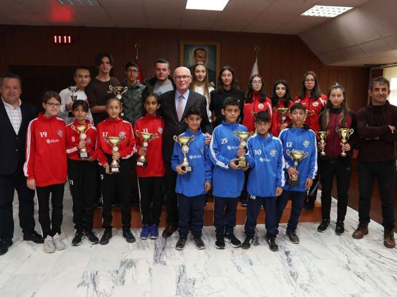 BAŞARILI ATLETLER BAŞKAN KURT’U ZİYARET ETTİ