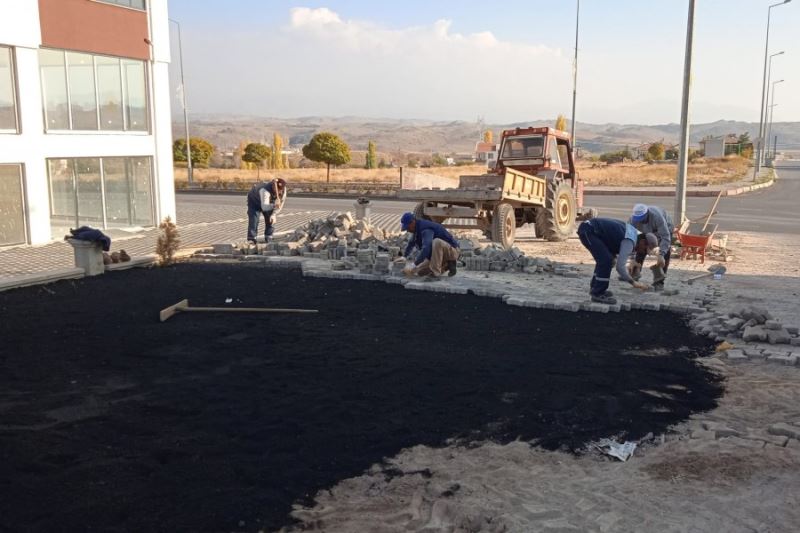 İlçemize bağlı Gönenkent mahallesinde parke çalışması devam ediyor.