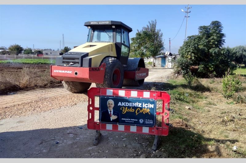 AKDENİZ’DE YOL AÇMA, SATHİ KAPLAMA VE KİLİT TAŞI YENİLEME ÇALIŞMALARI SÜRÜYOR