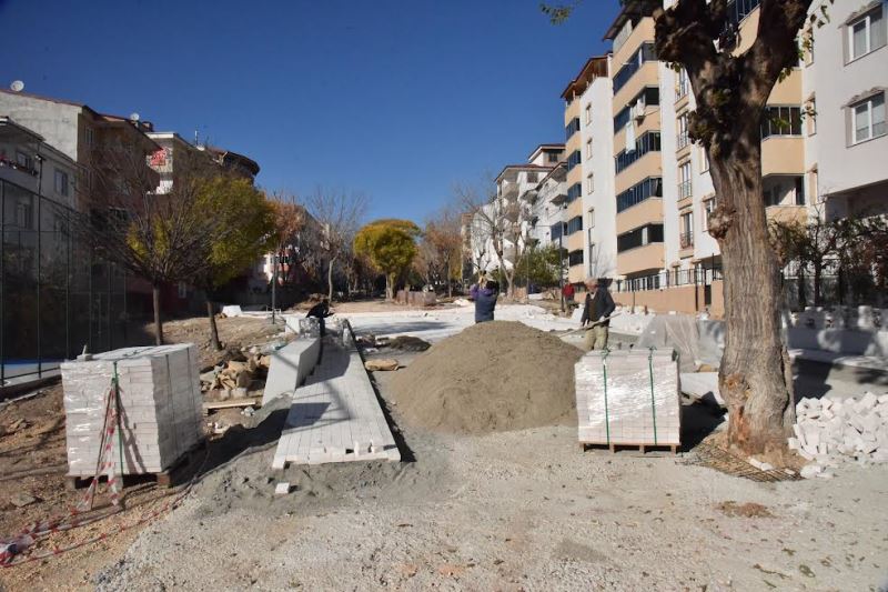 UĞUR MUMCU PARKINDA PEYZAJ VE ÜST YAPI ÇALIŞMALARI BAŞLADI
