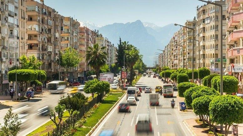 YÜKSEK KİRA GÖÇÜ.. MEMUR VE TURİZM ÇALIŞANLARI ANTALYA’YI TERK EDİYOR