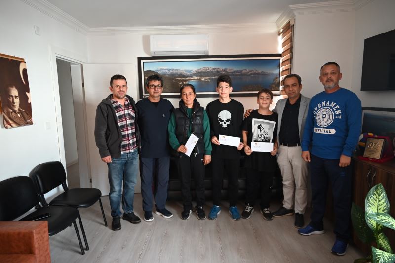 Kemer Belediyesi’nden badminton sporcularına ulaşım desteği