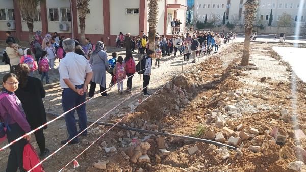 DÖŞEMEALTI’NDA OKUL BAHÇESİNDEKİ ‘TEDBİRSİZ’ İNŞAAT DURDURULDU