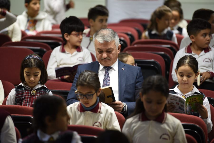 ‘OKUYAN GENÇLERLE BİR ARADA OLMAK BENİ HER ZAMAN MUTLU EDİYOR’