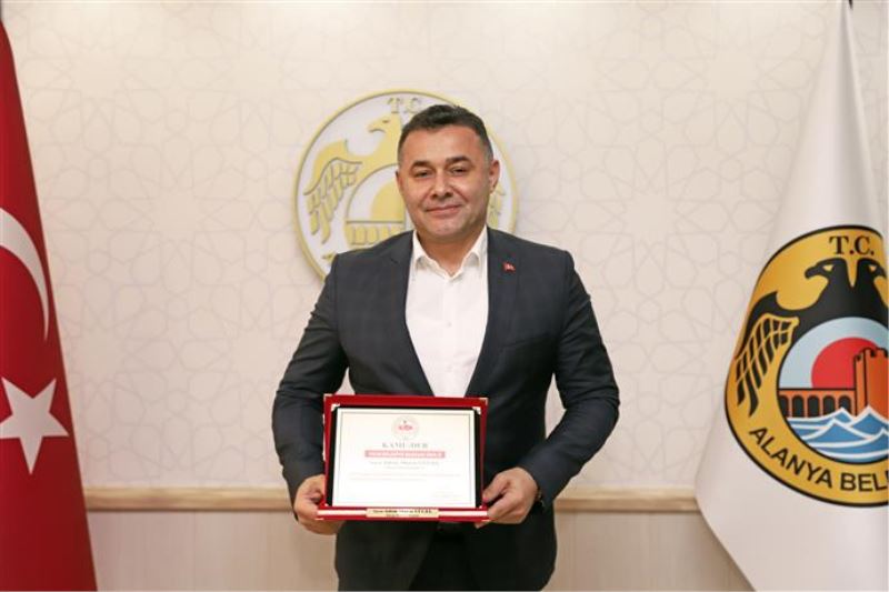 BAŞKAN YÜCEL’E “YILIN EN BAŞARILI BELEDİYE BAŞKANI” ÖDÜLÜ