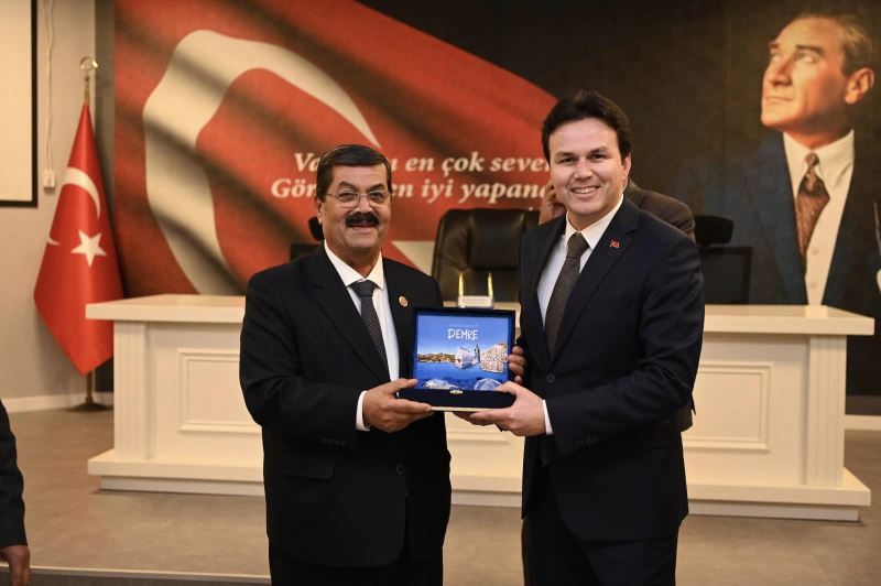 Demokrasinin yapı taşı muhtarlarımızla birlikte Demre’miz için el ele verip çalışıyoruz.