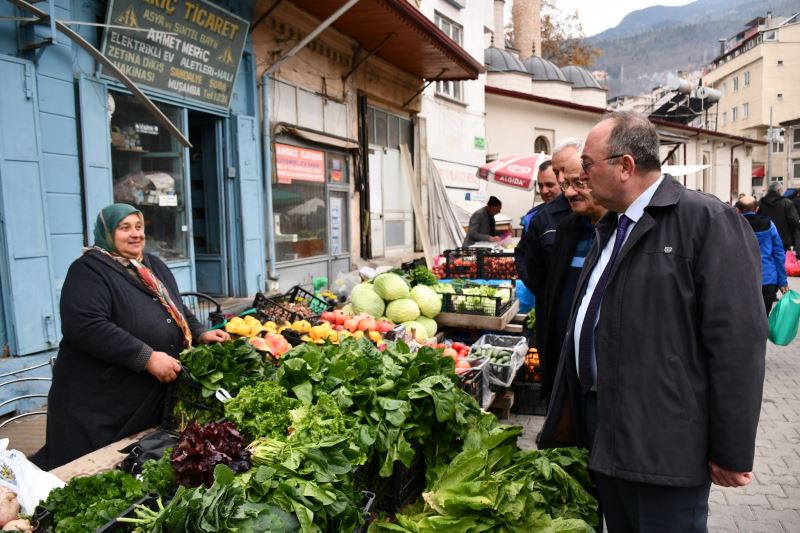 BAŞKAN ELÇİN HAFTALIK SEMT PAZARINI ZİYARET ETTİ