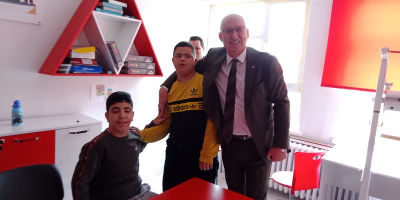 Başkan Gönüllü Minik Kalplere Dokundu