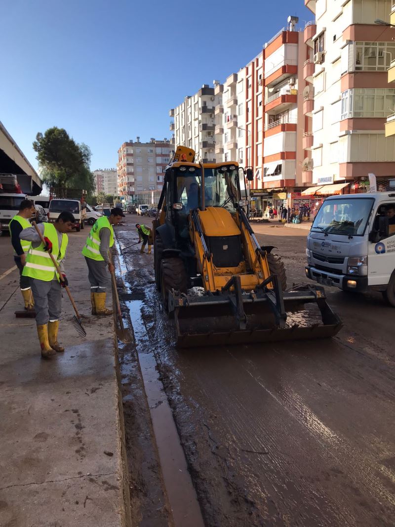 Kemer Belediyesi’nden Kumluca ve Finike’ye arazöz ve personel desteği