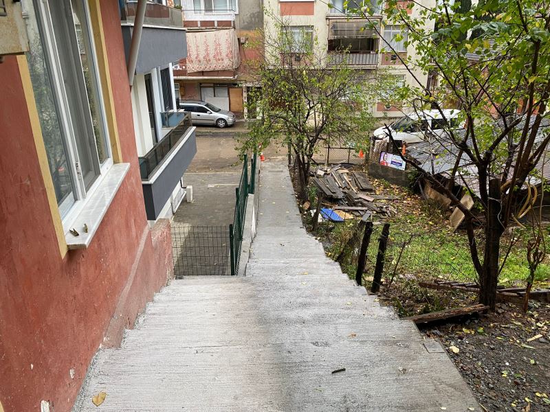 BAŞARAN CADDESİ’NİN MERDİVENLERİ YENİLENDİ
