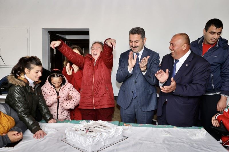 ÖZEL ÇOCUKLARDAN BAŞKAN EROĞLU’NA SEVGİ SELİ