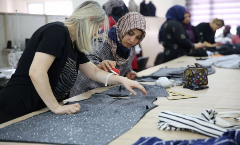 KARAMEK KURSLARIYLA KADINLAR DAHA DONANIMLI VE ÜRETİCİ OLUYOR