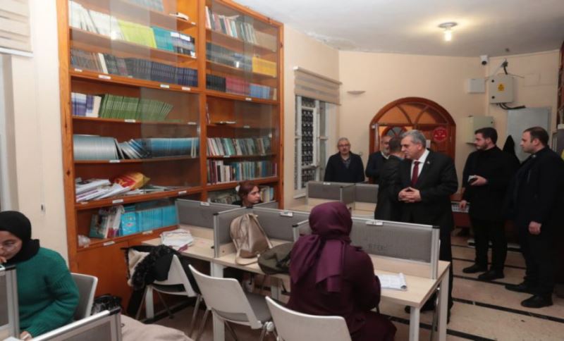 Başkan Beyazgül Kütüphanedeki Gençlerle Buluştu