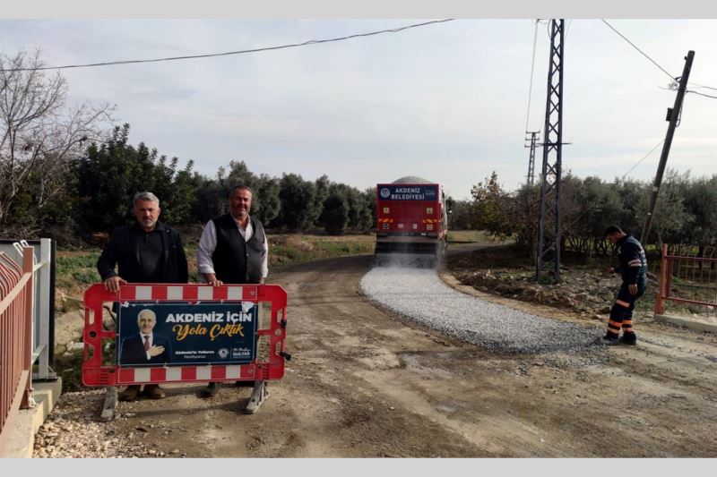 AKDENİZ’DE ASFALT SERİMİ VE KALDIRIM YENİLEME ÇALIŞMALARI SÜRÜYOR