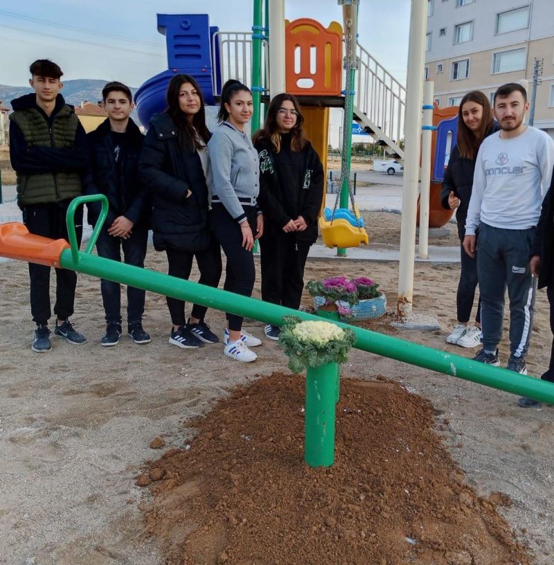 Çocuk Oyun Parklarımızı renklendirmeye devam ediyoruz