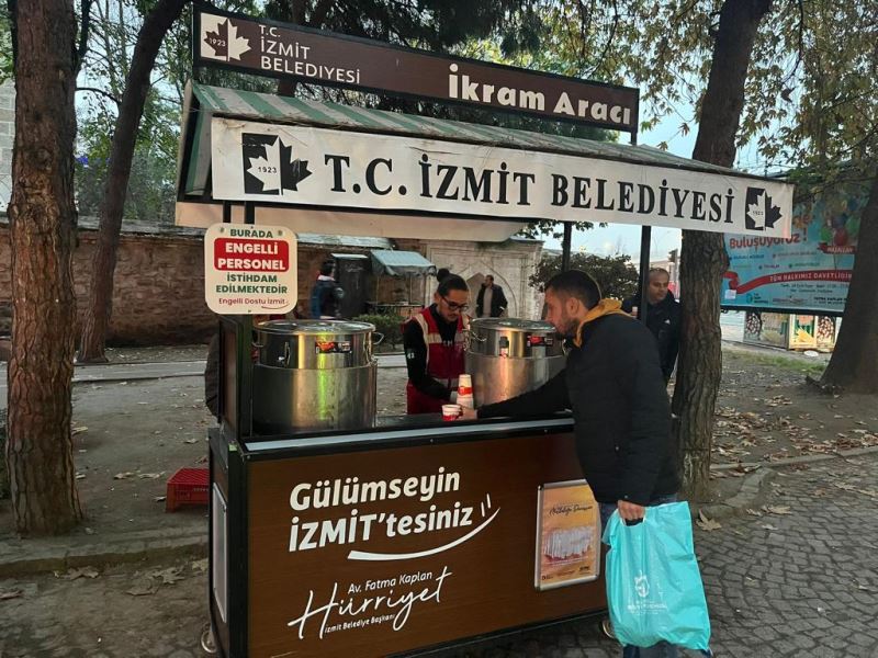 MOBİL İKRAM ARAÇLARI İZMİTLİLERİN İÇİNİ ISITIYOR