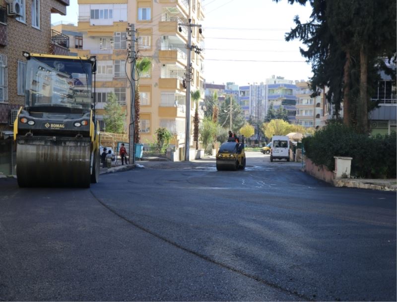 HALİLİYE’DE YOLLAR SICAK ASFALT VE PARKE ÇALIŞMALARIYLA YENİLENİYOR