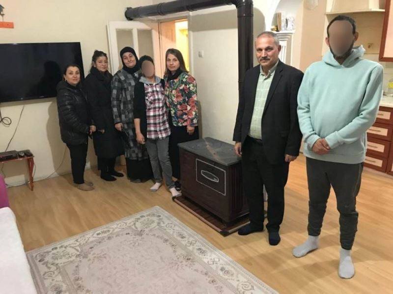 SOĞUK KIŞ GÜNLERİNDE YUVA ISITAN SOBA YARDIMI