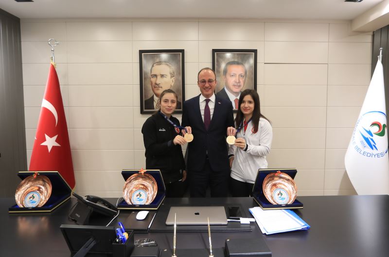 ŞAMPİYONLARDAN BAŞKAN ÖRKİ’YE ZİYARET