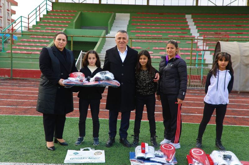 Valimiz Sayın Osman Bilgin ve İlçe Kaymakamımız/Belediye Başkan V. Nazlı Demir genç sporculara spor malzemesi dağıttı.