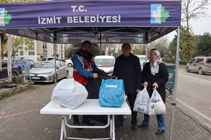 İZMİT BELEDİYESİNİN KIYAFET BAĞIŞI DAYANIŞMASI DEVAM EDİYOR