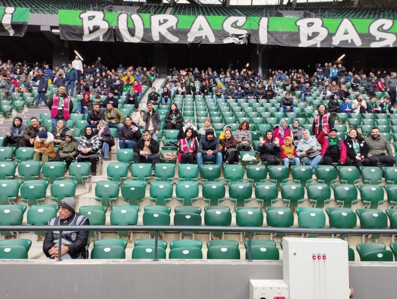 YADEV ÖĞRENCİLERİ KOCAELİSPOR’U TRİBÜNDEN DESTEKLEDİ