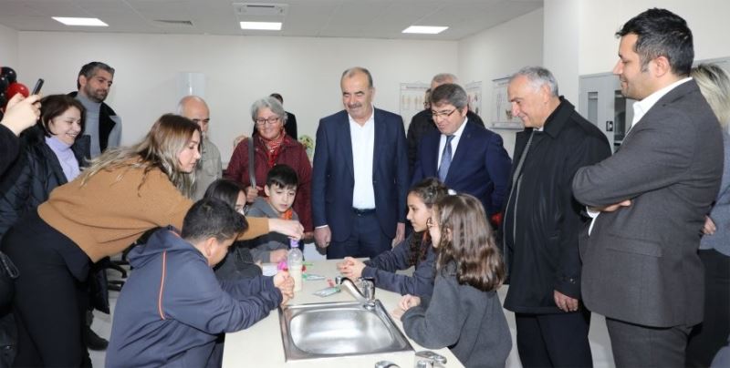 MUDANYA BELEDİYESİ’NDEN ÖĞRENCİLERE FEN BİLİMLERİ LABORATUVARI