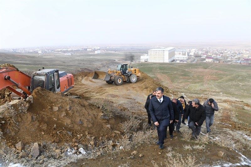 BAŞKAN ASYA DUR DURAK BİLMİYOR,