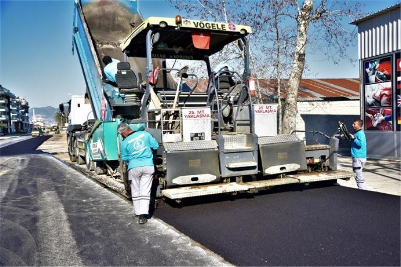 İSA KÜÇÜLMEZ CADDESİ SİLBAŞTAN YENİLENİYOR ASFALT ÇALIŞMASI BAŞLADI