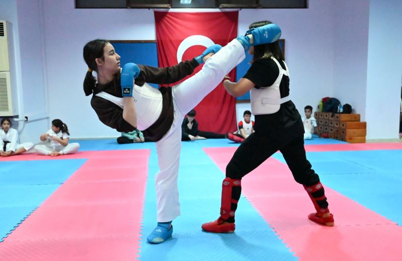 Başkan Topaloğlu milli karatecilerle bir araya geldi