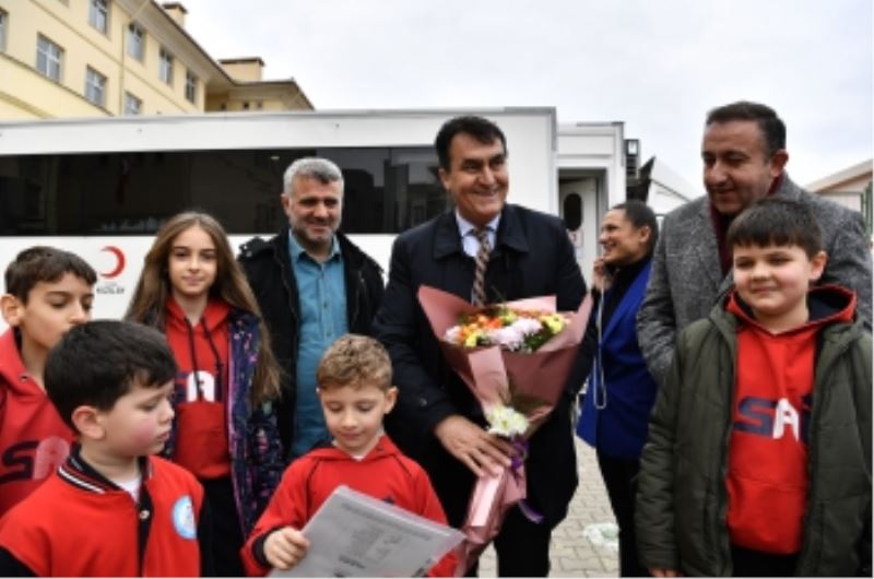 Öğrencilerden Dündar’a Sevgi Gösterisi